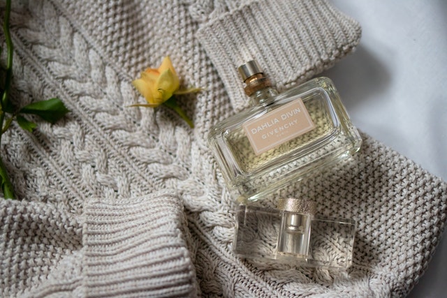 how-to-remove-perfume-smell-from-clothes-our-tips